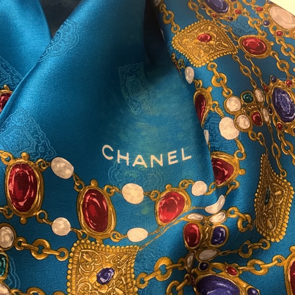 Chanel silk scarf (no tag) - Picture 2 of 4